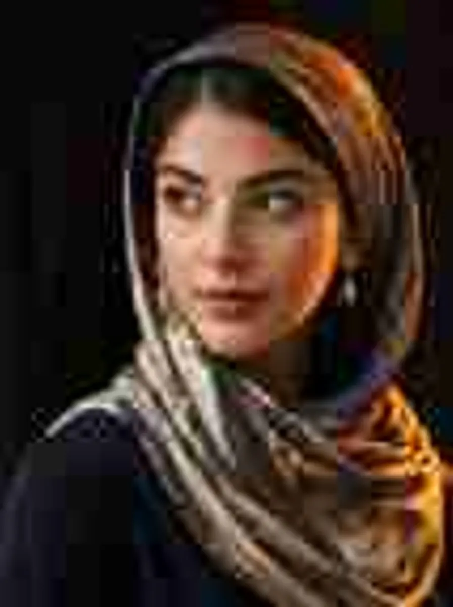 پرتره‌ی یک زن با روسری ابریشمی، کم‌کیفیت و مات، پیش از افزایش کیفیت با هوش مصنوعی