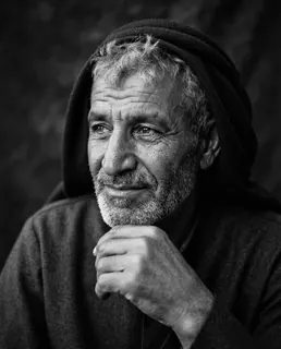 نمونه خروجی پرامپت «پرتره سیاهوسفید کلاسیک»، ساختهشده با هوش مصنوعی