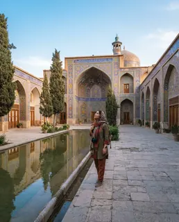 نمونه خروجی پرامپت «عکس سفر و گردش»، ساخته‌شده با هوش مصنوعی
