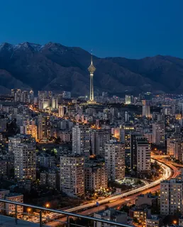 نمونه خروجی پرامپت «شهر در گرگومیش»، ساختهشده با هوش مصنوعی