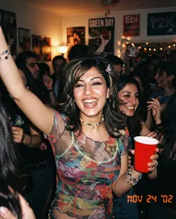 نمونه خروجی پرامپت «استایل دهه ۲۰۰۰ (Y2K)»، ساختهشده با هوش مصنوعی