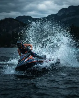 نمونه خروجی پرامپت «پاشش آب در ورزش آبی»، ساخته‌شده با هوش مصنوعی