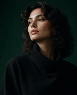 نمونه خروجی پرامپت «یقه‌اسکی کشمیر روی زمینه زمردی»، ساخته‌شده با هوش مصنوعی
